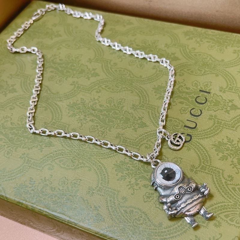 G*u*i necklaces
